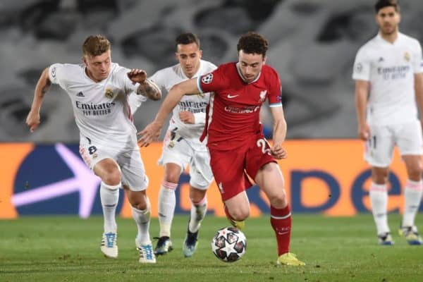 MADRID, ESPAGNE - Mardi 6 avril 2021: Diogo Jota de Liverpool (R) s'éloigne de Toni Kroos du Real Madrid pendant le quart de finale de la Ligue des Champions match de 1ère étape entre le Real Madird CF et le Liverpool FC à l'Estadio Alfredo Di Stefano.  (Photo de propagande)