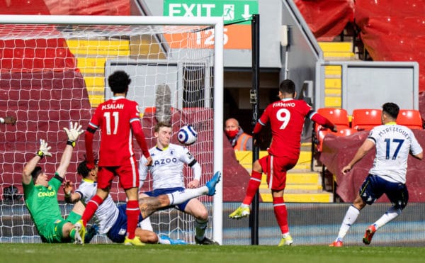 LIVERPOOL, ANGLETERRE - Samedi 10 avril 2021: Roberto Firmino de Liverpool marque un but dans le temps additionnel de la première mi-temps, mais il a été refusé après un examen VAR, lors du match de la FA Premier League entre Liverpool FC et Aston Villa FC à Anfield.  (Photo par David Rawcliffe / Propagande)