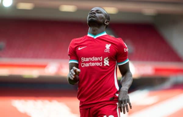 LIVERPOOL, ANGLETERRE - Samedi 10 avril 2021: Said Mané de Liverpool a l'air abattu après avoir raté une chance lors du match de la FA Premier League entre Liverpool FC et Aston Villa FC à Anfield.  (Photo par David Rawcliffe / Propagande)