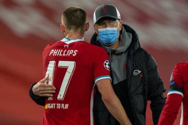 LIVERPOOL, ANGLETERRE - Mercredi 14 avril 2021: le manager de Liverpool Jürgen Klopp avec Nathaniel Phillips après le match de quart de finale de l'UEFA Champions League entre le Liverpool FC et le Real Madird CF à Anfield.  Le match s'est terminé par un match nul sans but, le Real Madrid a gagné 3-1 au total.  (Photo par David Rawcliffe / Propagande)