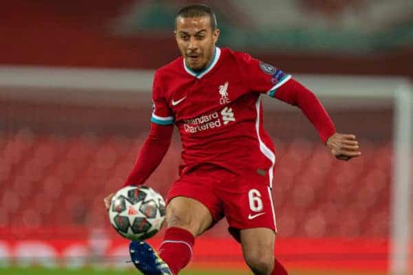 LIVERPOOL, ANGLETERRE - Mercredi 14 avril 2021: Thiago Alcantara de Liverpool lors du match aller quart de finale de la Ligue des Champions entre le Liverpool FC et le Real Madird CF à Anfield.  Le match s'est terminé par un match nul sans but, le Real Madrid a gagné 3-1 au total.  (Photo par David Rawcliffe / Propagande)