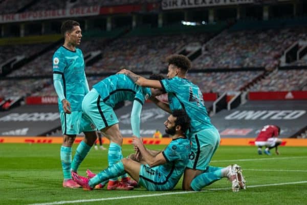 MANCHESTER, ENGLAND – Donnerstag, 13. Mai 2021: Liverpools Mohamed Salah (C) feiert mit seinen Teamkollegen Curtis Jones (L) und Rhys Williams (R), nachdem er im FA Premier League-Spiel zwischen Manchester United FC und Liverpool das vierte Tor erzielt hat FC im Old Trafford.  (Bild von David Rawcliffe/Propaganda)