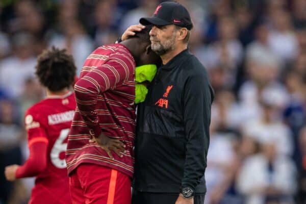 LEEDS, ENGLAND - Sunday, September 12, 2021: Liverpool's manager Jürgen Klopp consoles substitute Ibrahima Konaté after witnessing a bad injury to team-mate Harvey Elliott during the FA Premier League match between Leeds United FC and Liverpool FC at Elland Road. (Pic by David Rawcliffe/Propaganda)