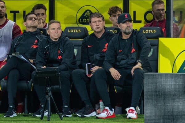 NORWICH, ENGLAND - Tuesday, September 21, 2021: Liverpool's manager Jürgen Klopp (R) with his back-room team (L-R) goalkeeping coach John Achterberg, first-team development coach Pepijn Lijnders, assistant manager Peter Krawietz during the Football League Cup 3rd Round match between Norwich City FC and Liverpool FC at Carrow Road. (Pic by David Rawcliffe/Propaganda)