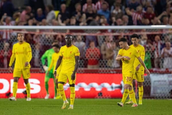 LONDON, ENGLAND - Saturday, September 25, 2021: Liverpool's Sadio Mané and team-mates look dejected as Brentford score a second goal during the FA Premier League match between Brentford FC and Liverpool FC at the Brentford Community Stadium. (Pic by David Rawcliffe/Propaganda)