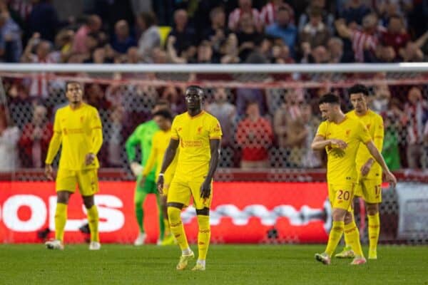 LONDON, ENGLAND - Saturday, September 25, 2021: Liverpool's Sadio Mané and team-mates look dejected as Brentford score a second goal during the FA Premier League match between Brentford FC and Liverpool FC at the Brentford Community Stadium. (Pic by David Rawcliffe/Propaganda)