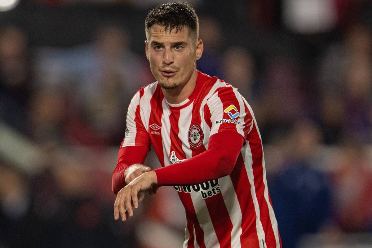 LONDON, ENGLAND - Saturday, September 25, 2021: Brentford's Sergi Canós during the FA Premier League match between Brentford FC and Liverpool FC at the Brentford Community Stadium. (Pic by David Rawcliffe/Propaganda)