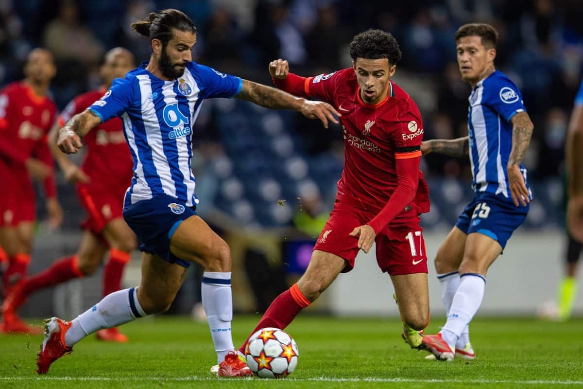 PORTO, PORTUGAL - Tuesday, September 28, 2021: Liverpool's Curtis Jones (R) and FC Porto's Se?rgio Oliveira during the UEFA Champions League Group B Matchday 2 game between FC Porto and Liverpool FC at the Estádio do Dragão. (Pic by David Rawcliffe/Propaganda)