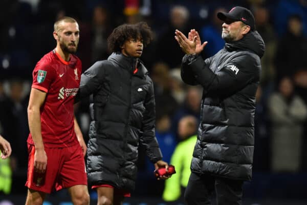 PRESTON, ENGLAND – Mittwoch, 27. Oktober 2021: Liverpools Trainer Jürgen Klopp applaudiert den Fans, während Nathaniel Phillips und Harvey Blair nach dem Spiel der 4. Runde des English Football League Cup zwischen Preston North End FC und Liverpool FC in Deepdale zuschauen. (Bild von David Rawcliffe/Propaganda)
