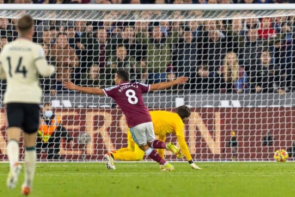 LONDON, ENGLAND - Sunday, November 7, 2021: West Ham United's Pablo Fornals celebrates after scoring the second goal during the FA Premier League match between West Ham United FC and Liverpool FC at the London Stadium. (Pic by David Rawcliffe/Propaganda)