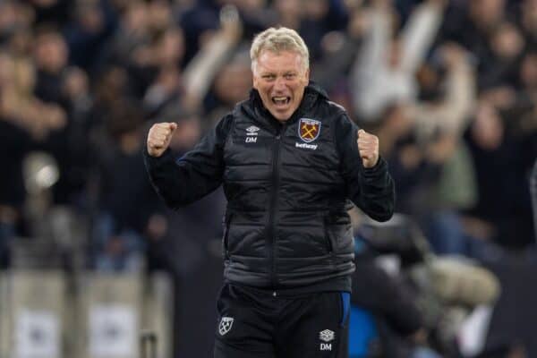 LONDON, ENGLAND - Sunday, November 7, 2021: West Ham United's manager David Moyes celebrates his side's third goal during the FA Premier League match between West Ham United FC and Liverpool FC at the London Stadium. (Pic by David Rawcliffe/Propaganda)