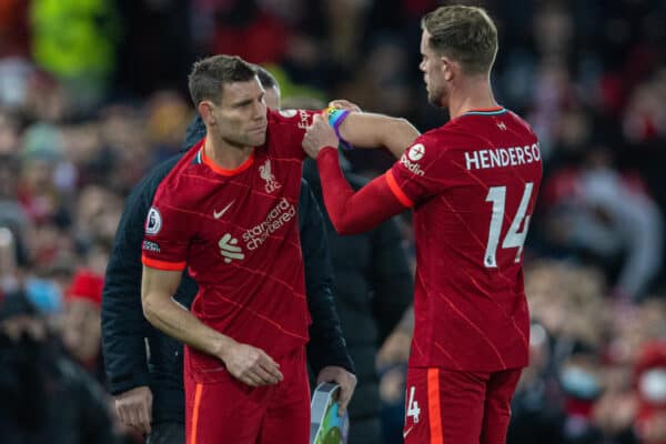 LIVERPOOL, Inglaterra - Sábado 27 de noviembre de 2021: El capitán del Liverpool, Jordan Henderson, pasa el brazalete del capitán del arcoíris para reemplazar a James Milner, ya que fue sustituido durante el partido de la Premier League entre el Liverpool y el Southampton en Anfield.  (Foto David Rawcliffe/Propaganda)