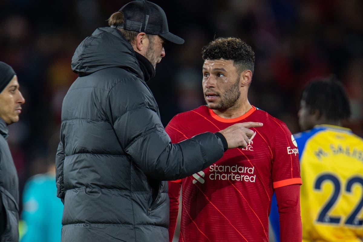 LIVERPOOL, ENGLAND - Saturday, November 27, 2021: Liverpool's manager Jürgen Klopp speaks with Alex Oxlade-Chamberlain after the FA Premier League match between Liverpool FC and Southampton FC at Anfield. (Pic by David Rawcliffe/Propaganda)