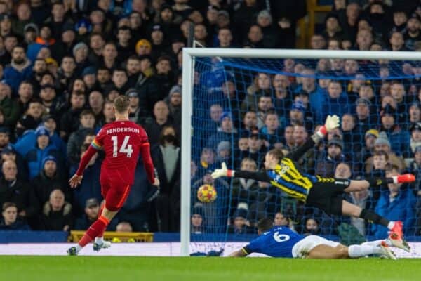 LIVERPOOL, ENGLAND - Wednesday, December 1, 2021: Liverpool's captain Jordan Henderson scores the first goal during the FA Premier League match between Everton FC and Liverpool FC, the 239th Merseyside Derby, at Goodison Park. (Pic by David Rawcliffe/Propaganda)