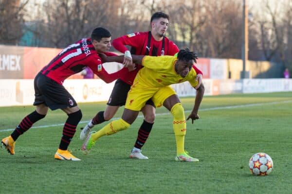 MILAN, ITALIA - Selasa 7 Desember 2021: Pemain Liverpool Isaac Mabaya (kanan) dalam pertandingan matchday 6 Grup B Liga Pemuda UEFA antara AC Milan U19 dan Liverpool FC U19 di Centro Sportivo Vismara.  (Gambar oleh David Rawcliffe / Propaganda)