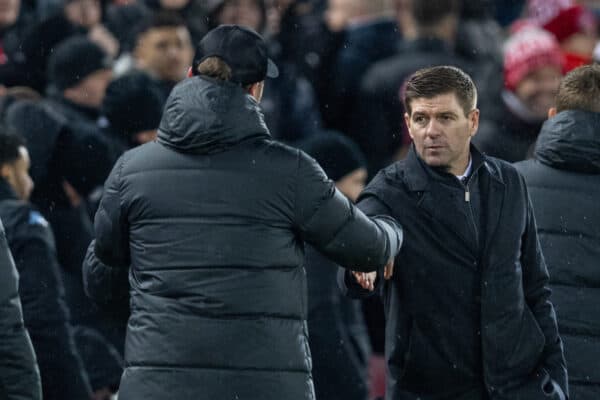 LIVERPOOL, ANGLETERRE - samedi 11 décembre 2021 : le directeur d'Aston Villa, Steven Gerrard (R), serre la main avec le directeur de Liverpool, Jürgen Klopp, après le match de la FA Premier League entre le Liverpool FC et l'Aston Villa FC à Anfield.  J'ai gagné 1-0.  (Photo de David Rawcliffe/Propagande)