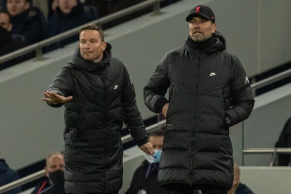 LONDON, ENGLAND - Sunday, December 19, 2021: Liverpool's manager Jürgen Klopp (R) and first-team development coach Pepijn Lijnders during the FA Premier League match between Tottenham Hotspur FC and Liverpool FC at the Tottenham Hotspur Stadium. (Pic by David Rawcliffe/Propaganda)