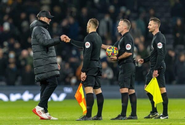 LONDON, ENGLAND - Sunday, December 19, 2021: Liverpool's manager Jürgen Klopp greets the referees after the FA Premier League match between Tottenham Hotspur FC and Liverpool FC at the Tottenham Hotspur Stadium. The game ended in a 2-2 draw. (Pic by David Rawcliffe/Propaganda)