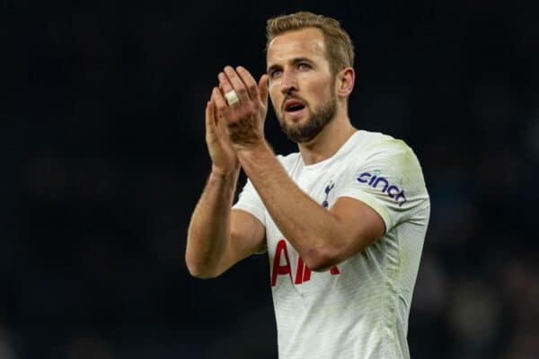 LONDON, ENGLAND - Sunday, December 19, 2021: Tottenham Hotspur's Harry Kane applauds the supporters after the FA Premier League match between Tottenham Hotspur FC and Liverpool FC at the Tottenham Hotspur Stadium. The game ended in a 2-2 draw. (Pic by David Rawcliffe/Propaganda)