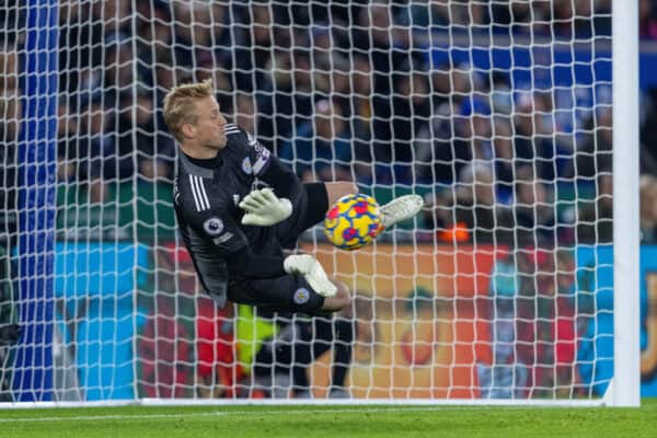 LEICESTER, ENGLAND - Tuesday, December 28, 2021: Leicester City's goalkeeper Kasper Schmeichel saves a penalty from Liverpool's Mohamed Salah during the FA Premier League match between Leicester City FC and Liverpool FC at the King Power Stadium. (Pic by David Rawcliffe/Propaganda)