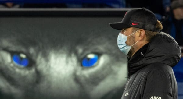 LEICESTER, ENGLAND - Tuesday, December 28, 2021: Liverpool's manager Jürgen Klopp during the pre-match warm-up before the FA Premier League match between Leicester City FC and Liverpool FC at the King Power Stadium. (Pic by David Rawcliffe/Propaganda)