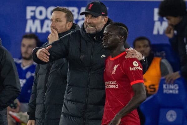 LEICESTER, ENGLAND - Tuesday, December 28, 2021: Liverpool's manager Jürgen Klopp speaks to Sadio Mané during the FA Premier League match between Leicester City FC and Liverpool FC at the King Power Stadium. (Pic by David Rawcliffe/Propaganda)