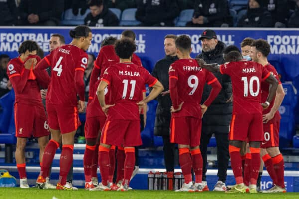 LEICESTER, ENGLAND - Tuesday, December 28, 2021: Liverpool's manager Jürgen Klopp speaks to his players during the FA Premier League match between Leicester City FC and Liverpool FC at the King Power Stadium. (Pic by David Rawcliffe/Propaganda)