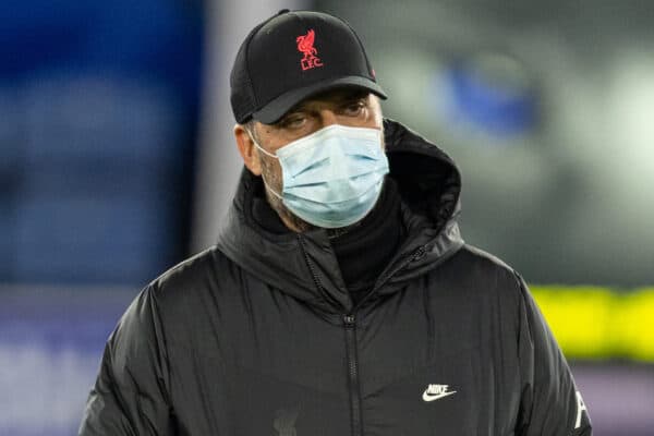 LEICESTER, ENGLAND - Tuesday, December 28, 2021: Liverpool's manager Jürgen Klopp wearing a mask during the pre-match warm-up before the FA Premier League match between Leicester City FC and Liverpool FC at the King Power Stadium. (Pic by David Rawcliffe/Propaganda)