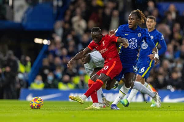 LONDON, ENGLAND - Sunday, January 2, 2022: Liverpool's Sadio Mané goes around Chelsea's Chelsea's goalkeeper Édouard Mendy to score the opening goal during the FA Premier League match between Chelsea FC and Liverpool FC at Stamford Bridge. (Pic by David Rawcliffe/Propaganda)