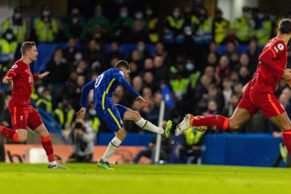 LONDON, ENGLAND - Sunday, January 2, 2022: Chelsea's Christian Pulisic scores after his side's second goal, equalising the score at 2-2, during the FA Premier League match between Chelsea FC and Liverpool FC at Stamford Bridge. (Pic by David Rawcliffe/Propaganda)