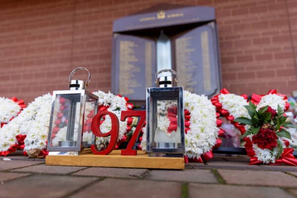 LIVERPOOL, INGLATERRA - Domingo, 9 de enero de 2022: Homenajes a los 97 seguidores del Liverpool que murieron como resultado del desastre del estadio de Hillsborough en el memorial de la llama eterna en Anfield antes del partido de la tercera ronda de la Copa FA entre el Liverpool FC y el Shrewsbury Town FC .  Esta semana, los parlamentarios propusieron una Ley de Hillsborough que requeriría que las autoridades divulguen toda la información después de un desastre público para evitar los encubrimientos que siguieron a la tragedia de 1986.  (Foto de David Rawcliffe/Propaganda)