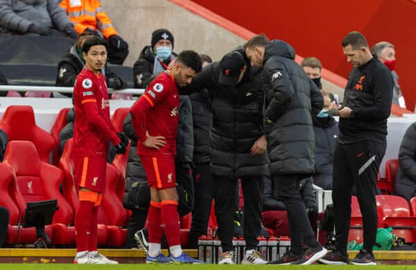 LIVERPOOL, ENGLAND - Sunday, January 16, 2022: Liverpool's Alex Oxlade-Chamberlain speaks with manager Jurgen Klopp as he goes off injured during the FA Premier League match between Liverpool FC and Brentford FC at Anfield. (Pic by David Rawcliffe/Propaganda)