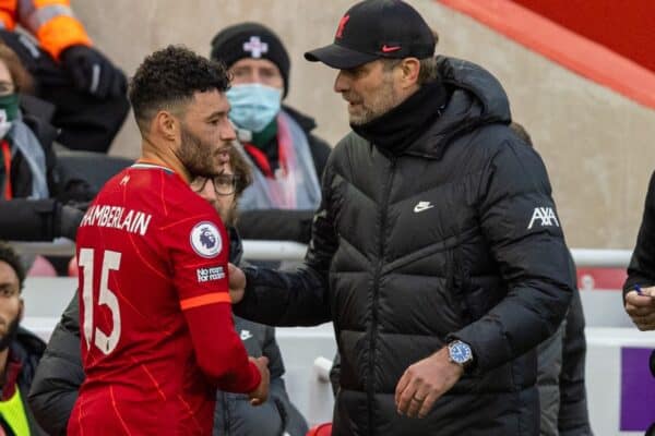 LIVERPOOL, ENGLAND - Sunday, January 16, 2022: Liverpool's Alex Oxlade-Chamberlain speaks with manager Jurgen Klopp as he goes off injured during the FA Premier League match between Liverpool FC and Brentford FC at Anfield. (Pic by David Rawcliffe/Propaganda)