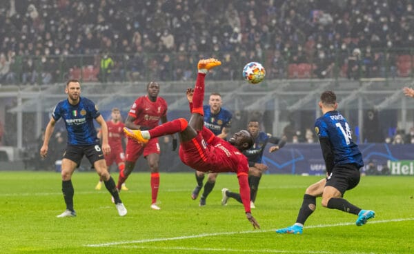 MILAN, ITALY - Tuesday, February 15, 2022: Liverpool's Sadio Mané attempts an over head kick during the UEFA Champions League Round of 16 1st Leg game between FC Internazionale Milano and Liverpool FC at the Stadio San Siro. (Pic by David Rawcliffe/Propaganda)