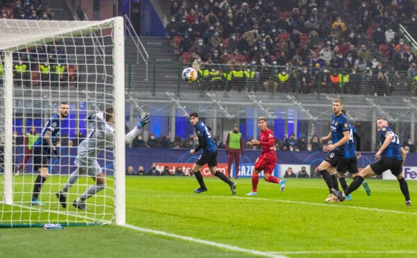 MILAN, ITALY - Tuesday, February 15, 2022: Liverpool's Roberto Firmino scores the first goal with a header during the UEFA Champions League Round of 16 1st Leg game between FC Internazionale Milano and Liverpool FC at the Stadio San Siro. (Pic by David Rawcliffe/Propaganda)