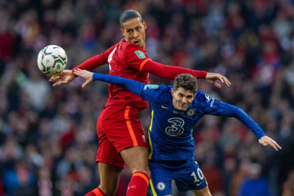 LONDON, ENGLAND - Sunday, February 27, 2022: Liverpool's Virgil van Dijk (L) challenges for a header with Chelsea's Christian Pulisic during the Football League Cup Final match between Chelsea FC and Liverpool FC at Wembley Stadium. (Pic by David Rawcliffe/Propaganda)