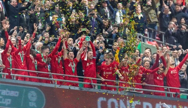 LONDON, ENGLAND - Sunday, February 27, 2022: Liverpool's captain Jordan Henderson lifts the trophy as his side celebrate winning the Football League Cup Final match between Chelsea FC and Liverpool FC at Wembley Stadium. (Pic by David Rawcliffe/Propaganda)