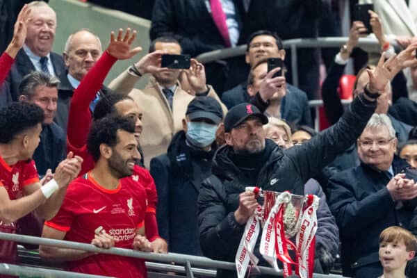 LONDON, ENGLAND - Sunday, February 27, 2022: Liverpool's manager Jürgen Klopp lifts the trophy as his side celebrate winning the Football League Cup Final match between Chelsea FC and Liverpool FC at Wembley Stadium. (Pic by David Rawcliffe/Propaganda)