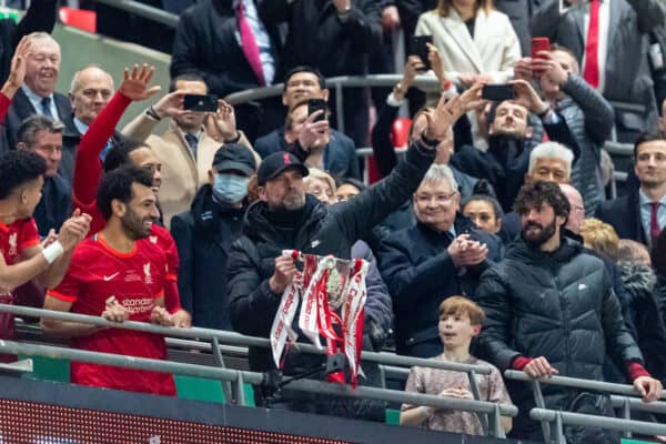 LONDON, ENGLAND - Sunday, February 27, 2022: Liverpool's manager Jürgen Klopp lifts the trophy as his side celebrate winning the Football League Cup Final match between Chelsea FC and Liverpool FC at Wembley Stadium. (Pic by David Rawcliffe/Propaganda)