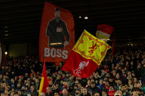 LIVERPOOL, England - Dienstag, 8. März 2022: Liverpool-Fans auf dem Spion Kop vor dem Rückspiel der UEFA Champions League-Runde des 16. Rückspiels zwischen Liverpool FC und Inter Mailand in Anfield.  (Bild David Rawcliffe/Werbung)