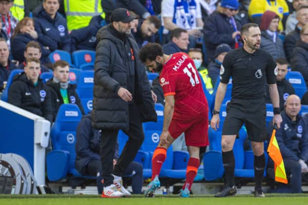 BRIGHTON AND HOVE, ENGLAND - Saturday, March 12, 2022: Liverpool's Mohamed Salah shows manager Jürgen Klopp an injury as he is substituted during the FA Premier League match between Brighton & Hove Albion FC and Liverpool FC at the AMEX Community Stadium. (Pic by David Rawcliffe/Propaganda)