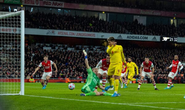 LONDON, ENGLAND - Wednesday, March 16, 2022: Liverpool's Roberto Firmino scores the second goal during the FA Premier League match between Arsenal FC and Liverpool FC at the Emirates Stadium. (Pic by David Rawcliffe/Propaganda)