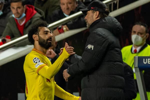 LISBON, PORTUGAL - Tuesday, April 5, 2022: Liverpool's Mohamed Salah shakes hands with manager Jürgen Klopp as he is substituted during the UEFA Champions League Quarter-Final 1st Leg game between SL Benfica and Liverpool FC at the Estádio da Luz. (Pic by David Rawcliffe/Propaganda)