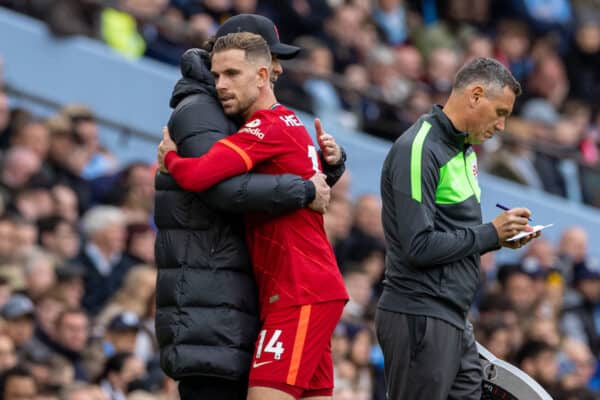 MANCHESTER, ENGLAND - Sunday, April 10, 2022: Liverpool's captain Jordan Henderson embraces manager Jürgen Klopp as he is substituted during the FA Premier League match between Manchester City FC and Liverpool FC at the City of Manchester Stadium. (Pic by David Rawcliffe/Propaganda)