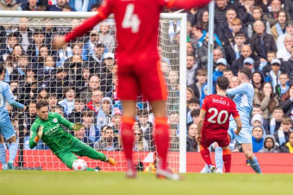 MANCHESTER, ENGLAND - Sunday, April 10, 2022: Liverpool's Diogo Jota scores his side's first goal during the FA Premier League match between Manchester City FC and Liverpool FC at the City of Manchester Stadium. (Pic by David Rawcliffe/Propaganda)