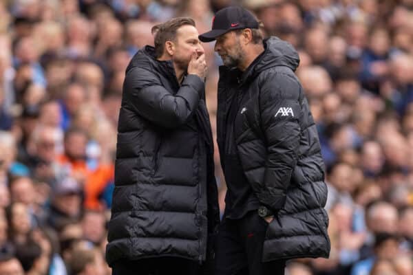 MANCHESTER, ENGLAND - Sunday, April 10, 2022: Liverpool's manager Jürgen Klopp (R) and first-team development coach Pepijn Lijnders (L) during the FA Premier League match between Manchester City FC and Liverpool FC at the City of Manchester Stadium. (Pic by David Rawcliffe/Propaganda)