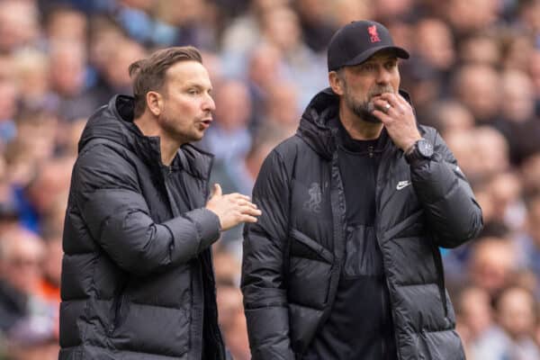 MANCHESTER, ENGLAND - Sunday, April 10, 2022: Liverpool's manager Jürgen Klopp (R) and first-team development coach Pepijn Lijnders (L) during the FA Premier League match between Manchester City FC and Liverpool FC at the City of Manchester Stadium. (Pic by David Rawcliffe/Propaganda)