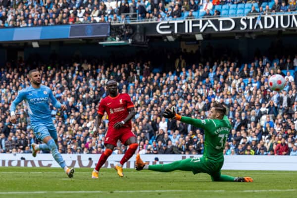 MANCHESTER, ENGLAND - Sunday, April 10, 2022: Liverpool's Sadio Mané scores the second goal during the FA Premier League match between Manchester City FC and Liverpool FC at the City of Manchester Stadium. (Pic by David Rawcliffe/Propaganda)