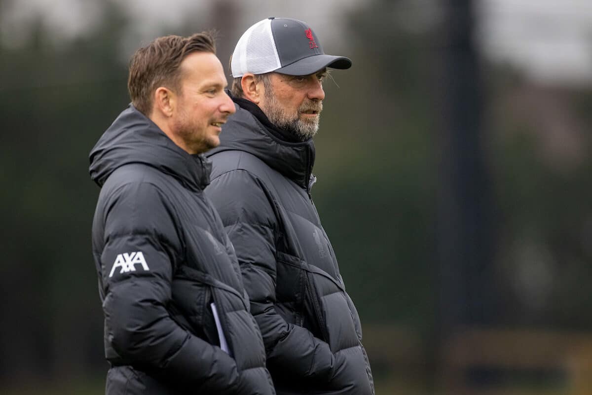 LIVERPOOL, ENGLAND - Tuesday, April 12, 2022: Liverpool's manager Jürgen Klopp (R) and first-team development coach Pepijn Lijnders during a training session at the AXA Training Centre ahead of the UEFA Champions League Quarter-Final 2nd Leg game between Liverpool FC and SL Benfica. (Pic by David Rawcliffe/Propaganda)