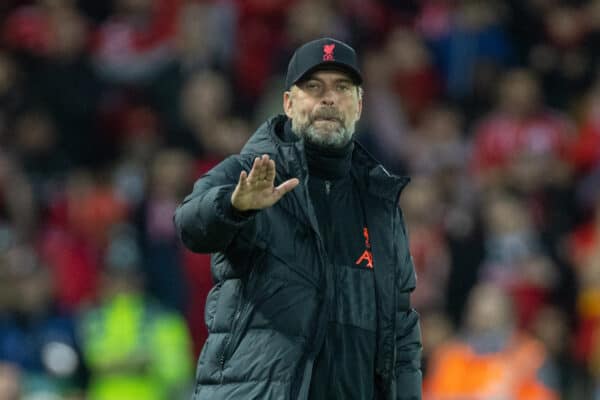 LIVERPOOL, Anglia – środa 13 kwietnia 2022: Trener Liverpoolu Jurgen Klopp podczas rewanżowego meczu ćwierćfinałowego Ligi Mistrzów UEFA pomiędzy Liverpoolem a Benfiką SL na Anfield.  (fot. David Rawcliffe/reklama)